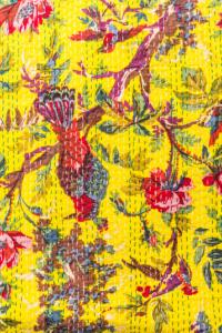 ผ้าห่ม Kantha พิมพ์ลายนกทำด้วยมือแบบอินเดียสีเหลืองขนาดเตียงคู่สำหรับใช้ในบ้าน - Product Image 5