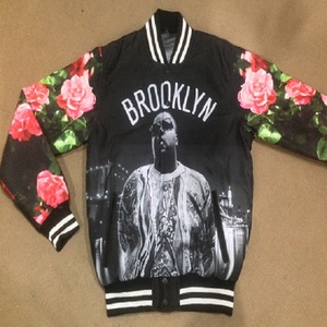 Chaqueta Bomber Varsity Personalizada con Mangas Bordadas en Chenilla, Cortavientos, Talla Grande, Acolchada, 100% Poliéster, Diseño Estampado - Product Image 3