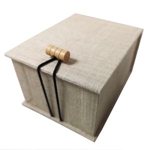 Caja de regalo pequeña cubierta textil de lino personalizada - Product Image 1