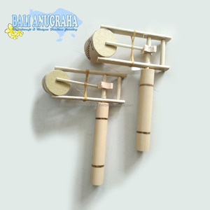 Jouets souvenirs de tambour de balançoire en bambou sculpté de Bali Unique - Product Image 1