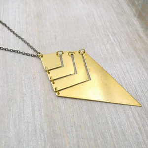 Collier long pendentif en plaqué or unisexe en forme de pointe de flèche pour les mariages, les fêtes et les fiançailles. - Product Image 2