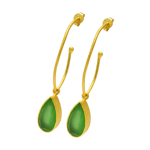 Boucles d'oreilles en argent sterling 925 de conception romantique avec des goujons plaqués or de pierre précieuse taillée de poire de calcédoine de Prehnite pour des fêtes ou un cadeau - Product Image 1