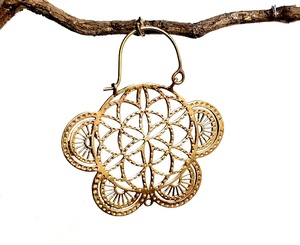 Pendientes de aro de latón para mujer con diseño floral bohemio y acabado dorado - Product Image 2