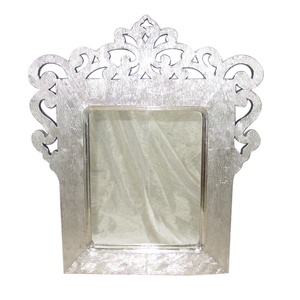 Miroir mural de Taj blanc en métal collé, 1 pièce, antique et unique fait à la main, prix adapté - Product Image 1