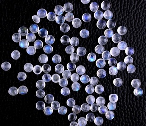 หินมูนสโตนสีรุ้งธรรมชาติ5ชิ้นอัญมณีสีขาวกลมเรียบอัญมณีหลวมสำหรับเครื่องประดับสไตล์ตัด - Product Image 4
