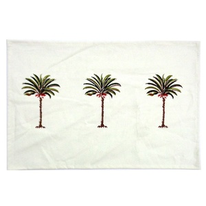 Napperon de table en coton imprimé à la main indien, motif floral tissé, personnalisable, modèle TMAT32x48, collection Roopantaran Three-Palm Green - Product Image 1