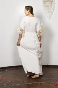 ปุ่มปักลายดอกไม้ Aari อันน่าทึ่งผ่านชุดแม็กซี่เดรสคุณแม่หรือชุดกิโมโนพร้อมสายรัดเอวและแขนระบาย - Product Image 5