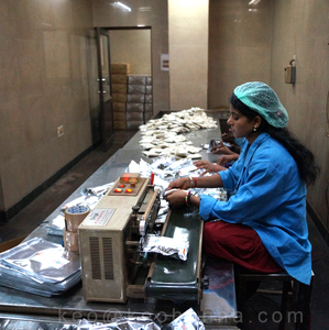 Nayab Magic no alérgico semipermanente a base de hierbas marrón oscuro tinte para el cabello en polvo Ecocert certificado OEM/ODM proveedor - Product Image 5