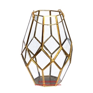 Lanterne porte-bougie unique en métal doré faite à la main et verre T Light Vente à bas prix Autres bougeoirs Lanternes bocaux à bougie - Product Image 1