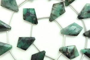 Superbe look facette fantaisie forme émeraude naturelle pierre précieuse faisant des bijoux faits à la main perles briolette en gros - Product Image 3