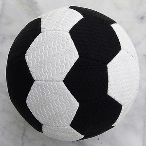 Balón de fútbol personalizable de PVC cosido a mano PU tamaño 5 tamaño personalizado peso barato fútbol de goma personalizado - Product Image 1