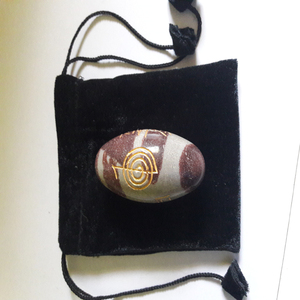Shiva Lingam Golden Gravé Reiki Symbole Narmada River Gemstone - Product Image 1