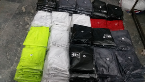 PANTALONES CORTOS DE SOFTBALL PERSONALIZADOS BLANCOS CON LOGOTIPOS DE DIFERENTES COLORES - Product Image 5