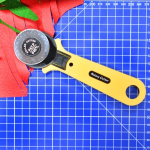 Hot Selling Craft <b>Tool</b> Made in Taiwan 45mm diameter Textile Fabric Rotary Cutter <b>Knife</b> - Product Image 4
