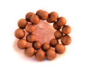 Mini pulsera Mala de sándalo 27 cuentas de madera aromáticas amarillas doradas fragancia amaderada dulce ecológica para meditación diaria - Product Image 1
