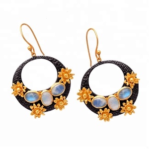 Forma ovalada Arco Iris piedra lunar alambre chapado en oro pendientes de plata esterlina joyería hecha a mano fabricación Casa De Plata - Product Image 2