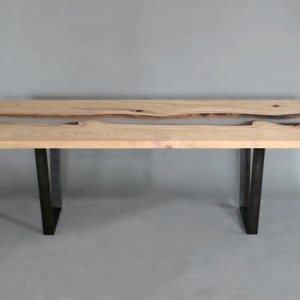 Table de salle à manger moderne de luxe en bois massif Live Edge avec pied en fer et résine époxy pour meubles de maison ou d'hôtel - Product Image 1