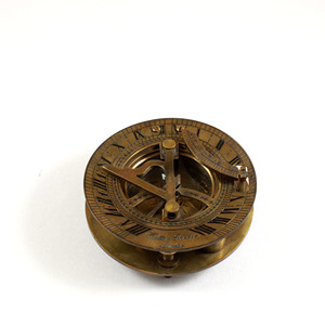 Reloj de Sol de latón antiguo, soporte de trípode con brújula, caja de madera náutica, regalo direccional de aleación de Metal hecho a mano para cristal de aniversario - Product Image 1