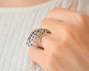 แหวนหมั้นสแตนเลสสตีลประดับเพชรซิคอน ดีไซน์เกลียวแบบตะวันออก โบโฮ ลวดลายฉลุ ชุบทองคำสีกุหลาบ สไตล์คลาสสิกแบบกรงเล็บ - Product Image 4