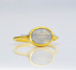 Anillos de piedras preciosas de calcedonia blanca en Plata de Ley 925 Hermosa joyería de moda chapada en oro hecha a mano - Product Image 1