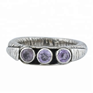 Pierre précieuse d'améthyste ronde en argent sterling 925 Bague à trois pierres Bijoux Bague à la mode pour la fête de cadeau d'anniversaire de mariage. - Product Image 1