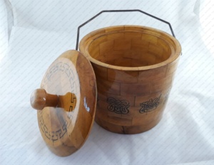 Seau en bois avec poignée en fer 8 symboles de bon augure du bouddhisme pour l'agriculture (modèle n ° AC 3989) - Product Image 2