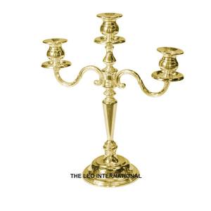 Bougeoir en laiton décoratif à trois bras en métal doré - Product Image 1