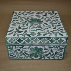Boîte en bois au design floral bleu fabriquée à la main Solution de rangement élégante pour bijoux et souvenirs avec des détails complexes - Product Image 2