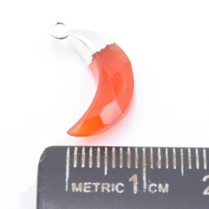 Pendentif en onyx rouge en forme de lune, 16-18 mm, laiton plaqué argent avec anneau, breloque en pierre précieuse pour la fabrication de bijoux - Product Image 3