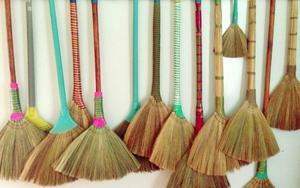 Balai en herbe naturelle modèle Dora de GIA GIA NGUYEN CO. LTD avec manche en matériau végétal naturel - Product Image 3