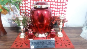 Conjunto de urna roja con recuerdo y recuerdo de corazón, suministros funerarios, Brassworld, India - Product Image 4