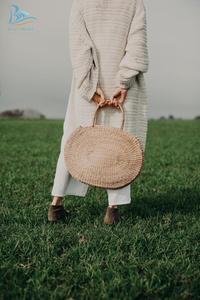 Sac de mode en paille naturelle fait à la main, jonc de mer ovale avec décoration à pompon, fermeture ouverte à deux poignées directe du Vietnam - Product Image 3
