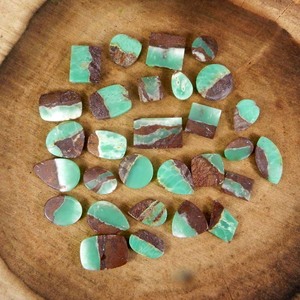 Lote de 50 gramos al por mayor de piedras preciosas cabujón de crisoprasa verde Natural de forma mixta de suministro directo de fábrica - Product Image 2