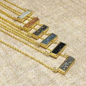 Venta al por mayor Unisex moda Multi-Druzy Bar collar estilo clásico chapado en oro latón piedra preciosa para bodas compromisos regalo perfecto - Product Image 2