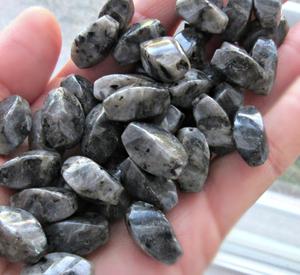 Pépite de larvikite de haute qualité pierre précieuse à facettes forée à facettes collier de guérison en cristal de pierre naturelle à brin complet grossiste - Product Image 2