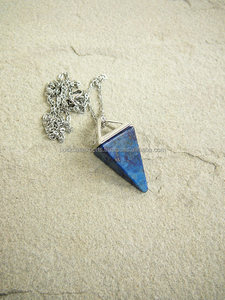 Pendentif Pyramides Bleu Lapis pour Enfants Bijoux en Acier Inoxydable avec Incrustation de Réglage de Lunette - Product Image 3