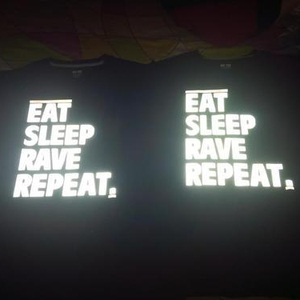 Camiseta personalizada con impresión reflectante para hombre, ropa de algodón y poliéster con logo de transferencia térmica - Product Image 1