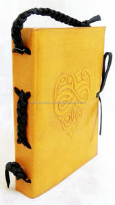 Journal planificateur de bureau en cuir jaune personnalisable Design en forme de coeur avec signet en cuir et agenda et organisation à sangle - Product Image 3