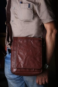 Bolso Bandolera de Cuero Marrón de Lujo y Calidad Premium para Hombre, Bolso Compacto para Oficina y Uso Casual en Venta - Product Image 6