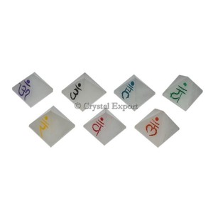 Agate blanche Sept Chakra Pyramide Ensemble - Product Image 1