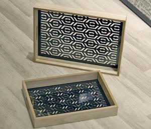 Plateau en bois géométrique élégant avec motif foncé élégant et fonctionnel pour servir ou organiser à la maison - Product Image 1