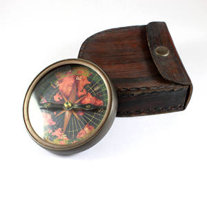 Brújula direccional náutica pulida de latón hecha a mano, estuche de cuero de transporte, accesorio de bolsillo marino, aniversario antiguo de Calyron - Product Image 1