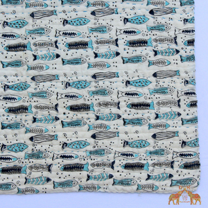 Edredón Kantha de algodón sostenible para bebés Manta hecha a mano con estampado de peces indios para calidez y comodidad - Product Image 1