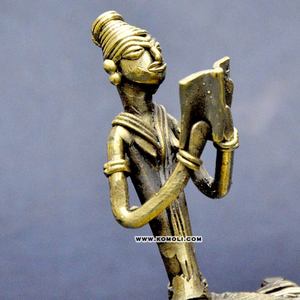 งานประติมากรรมดอคราแบบชนเผ่า งานฝีมือจากอินเดีย ทำจากโลหะ รูปแบบกระดิ่ง สำหรับตกแต่งบ้านสไตล์ชาติพันธุ์ แสดงแบบดั้งเดิม - Product Image 4