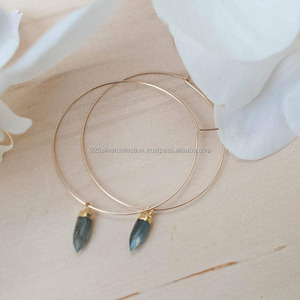 Boucles d'oreilles classiques en forme de cercle pour femmes avec design en laiton doré pour cadeau de fête et d'anniversaire - Product Image 1