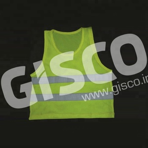 Gilet de football réfléchissant en maille couleur personnalisée en gros, impression de logo sur mesure, taille personnalisée, sécurité accrue pour les sports de plein air - Product Image 1