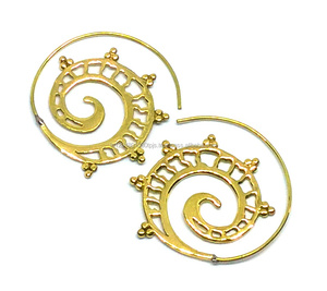 Pendientes de aro en espiral lisos de Color dorado hechos a mano de Metal de latón para mujer Aniversario de estilo bohemio - Product Image 1