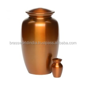 Urna funeraria para adultos de latón dorado para cenizas humanas de Brassworld India Funeral Supplies - Product Image 1