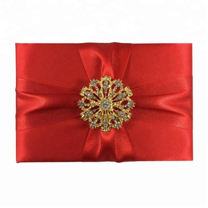 เข็มกลัดมงกุฎที่สง่างามประดับโฟลเดอร์คำเชิญงานแต่งงานตกแต่งที่สวยงามสำหรับโอกาสพิเศษ - Product Image 5