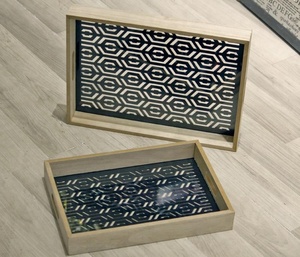 Plateau en bois géométrique élégant avec motif foncé élégant et fonctionnel pour servir ou organiser à la maison - Product Image 1